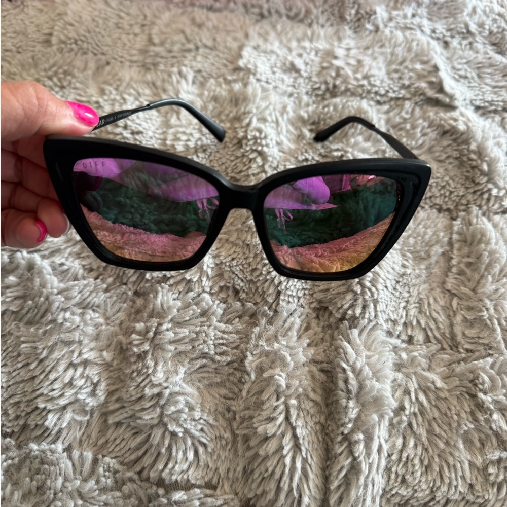 Diff Eyewear Black Cat-Eye Sunglasses no scratches worn maybe twice!!